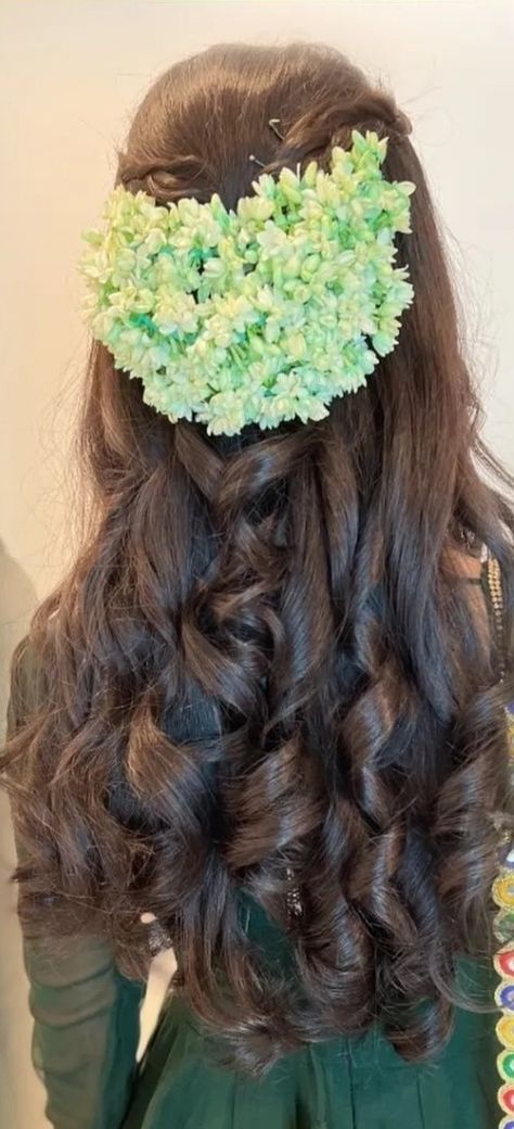 Hair Styels, Traditional Hairstyle, Jasmine Flower, Kerala, Easy Hairstyles, Flower Designs, Short Hair, Hair Hair, Short Hair Styles