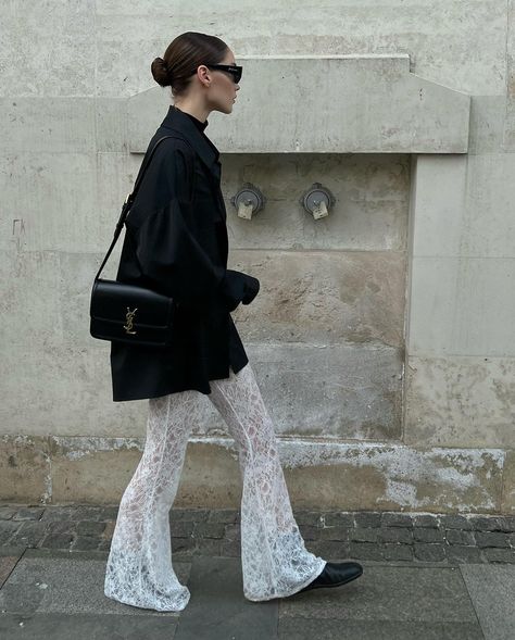 White Lace Pants Outfit, Lace Pants Outfit, White Lace Pants, Street Style 2023, White Pants Outfit, Look Festival, Style 2023, Lace Pants, Look Of The Day