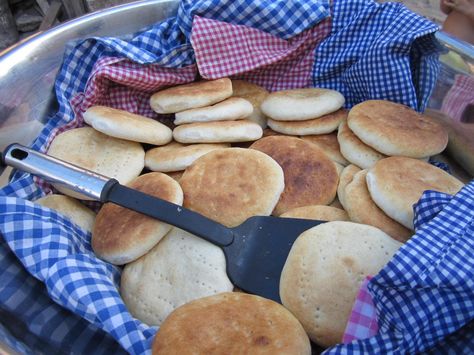 This recipe for Belizean Johnny Cakes is tried and true. It will result in the nice hot, crusty, johnny cakes. Enjoy! Johnny Cake Recipe, Colonial Cooking, Johnny Cakes Recipe, Johnny Cakes, Belize Food, Johnny Cake, Flat Cakes, Caribbean Recipes, Quick Snacks