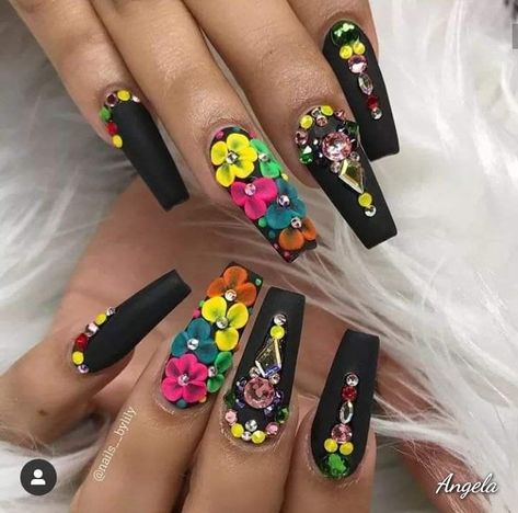 Traditional Mexican Nails, Mexican Quince Nails, Black Mexican Nails, Cute Quince Nails, Mariachi Nails, Mexican Acrylic Nails Design, Quince Nails Almond, Mexican Theme Nails, Mexican Nails Designs Mexico