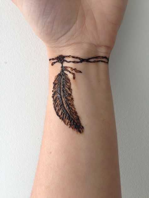 We love this bracelet and feather design! Henna Feather Designs, Henna Feather, Henna Tattoo Designs Arm, Henna Tattoo Stencils, Foot Henna, Back Piece Tattoo, Simple Henna Tattoo, Feather Tattoo Design, Henna Tattoo Designs Simple