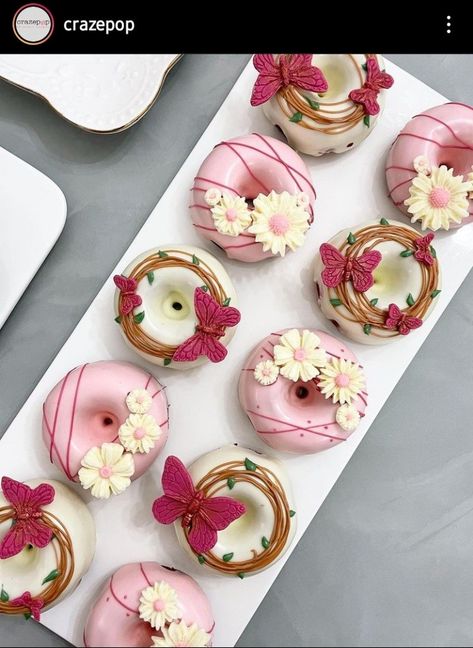 Donat Glaze, Donut Decorating Ideas, Fancy Donuts, Baked Donut, Donut Decorations, Mini Doughnuts, Donut Birthday Parties, Chocolate Covered Treats, Cute Donuts