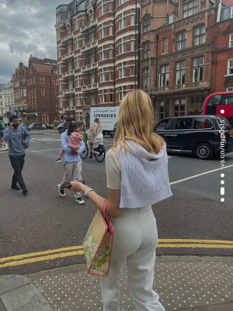 Rich Girl Summer, 2023 Cardigan, Aesthetic London, White Pants Outfit, Outfit Elegant, Outfit 2023, Gucci Tote Bag, Gucci Tote, Rich Girl