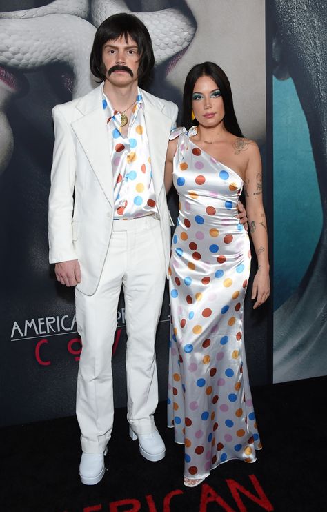 Evan Peters And Halsey, Evan Peters Dating, Sonny And Cher Costume, Sony And Cher, Cher Costume, Red Carpet Couples, Cher And Sonny, Evan Peters American Horror Story, Halloween Parejas