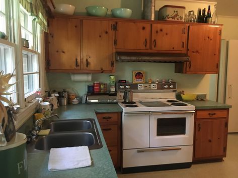 Amy buys her grandparents' 1959 time capsule house: A love story - Retro Renovation 1950s House Aesthetic, 1950 Home Remodel, 1950s House Decor, 1950 House Remodel, 1959 Kitchen, 60s Farmhouse, Small Vintage Kitchen, 1950s Home Remodel, Old Kitchen Vintage