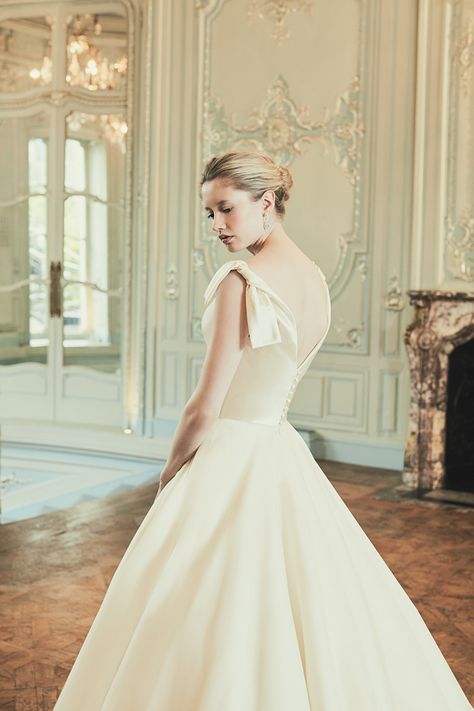 The Clean and Modern Classic - Phillipa Lepley Couture Philippa Lepley, Phillipa Lepley, British Wedding Dresses, Wedding Dresses London, Wedding Dress Prices, Satin Wedding Gown, Wedding Dresses 2018, Floral Wedding Dress, Wedding Dress Train