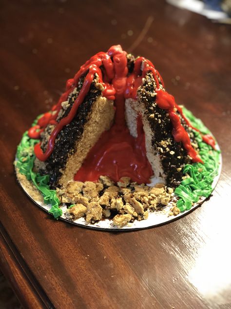 Edible volcano project! We used Rice Krispies, chocolate syrup, graham crackers, and frosting. Edible Volcano Project For Kids, Edible Volcano, Volcano Food, Volcano Crafts, Volcano Images, Volcano Cupcakes, Rice Krispies Chocolate, Volcano Recipe, Volcano Birthday