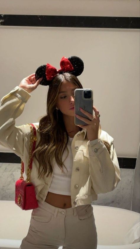 Disneyland Aesthetic Outfit Summer, Disneyland Outfits Aesthetic, Disney Instagram Story, Matching Disney Outfits, Disneyland Outfits Summer, Disneyland Aesthetic Outfit, Disneyland Ootd, Disneyland Fits, Disneyland Outfit Ideas