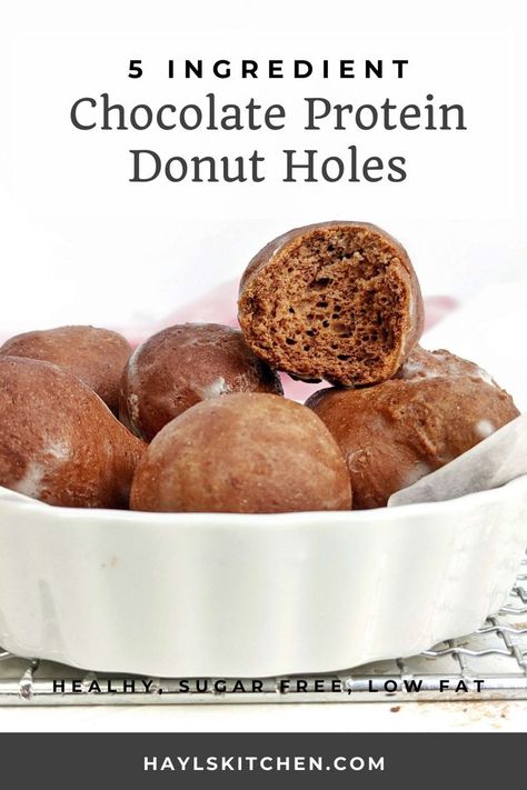 Unbelievable Chocolate Protein Donut Holes with just 5 ingredients and the best macros/nutrition label. These healthy chocolate donut holes are made with protein powder and made in the air fryer (or baked). Great treat for sure! Protein Donut Holes, Chocolate Donut Holes, High Protein Donuts, Healthy Doughnuts, Protein Donuts Recipe, Chocolate Protein Balls, Keto Protein Powder, Donut Hole Recipe, Baking With Protein Powder