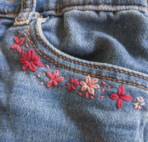 Embroidered Jeans Hearts, Back Pocket Jeans Embroidery, Jean Flower Embroidery, Easy Jeans Embroidery, Heart Embroidered Jeans, Jeans Jacket Embroidery Ideas, Cute Diy Clothes Ideas, Flower Embroidery Pants, Jean Embroidery Ideas Pockets