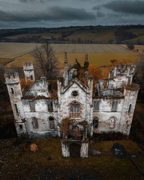 Creepy Desert, Desert Places, Desert House, Castles In Scotland, Abandoned Castles, Scotland Castles, In The Middle Of Nowhere, Mysterious Places, Scottish Castles