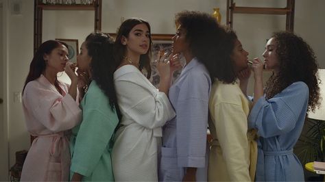 Dua Lipa Releases Video For New Rules - Stereoboard Dua Lipa New Rules, New Rules Dua Lipa, Bridesmaid Poses, Photography Magazine Cover, Los Angeles Style, Dangerous Woman, Female Friends, Amy Winehouse, Music Film