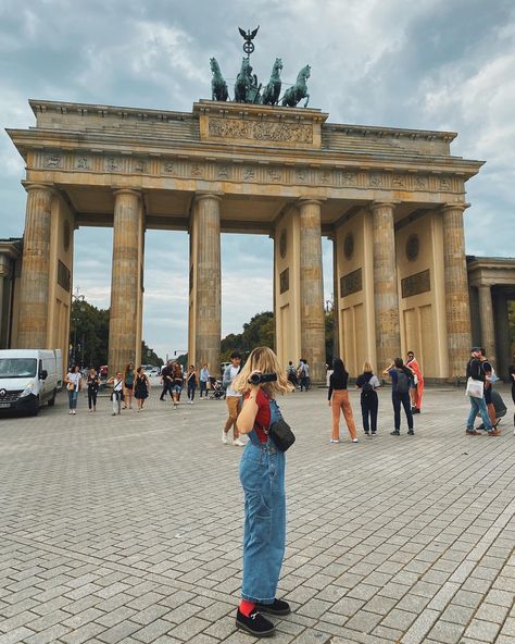 Blue denim overalls outfit with chunky dr martens loafers and old camcorder Outfit With Loafers, Martens Loafers, Dr Martens Loafers, Blue Denim Overalls, What Is Halloween, Loafers Outfit, Vintage Overalls, Overalls Outfit, Outfit Inspo Fall