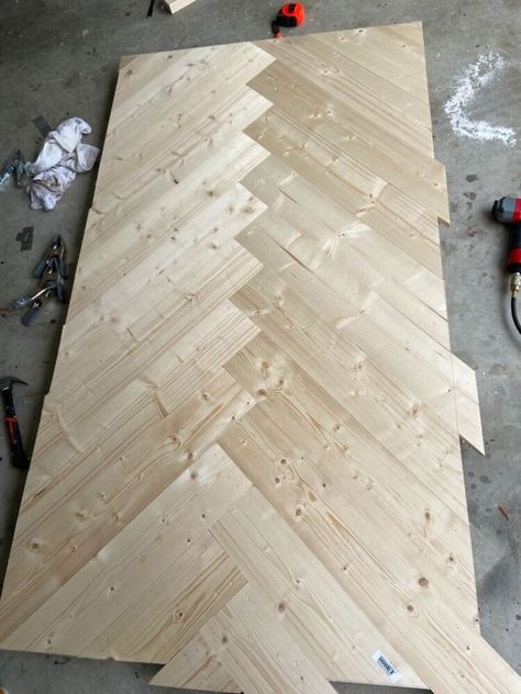 DIY herringbone dining room table, complete! It took a couple weekends of working during my child’s nap time, but overall it was a pretty easy, quick, and painless project!Check out these before, during and after pictures! Materials used:1/4in plywood2x4s for legs/ supports1x4s for herringbone strips1x2s for framing First, cut the plywood for a desired table size and attach under supports Next, attach herringbone strips- started with each full size, and cut accordingly. After a… Dinning Room Table Diy, Herringbone Dining Room, Herringbone Dining Table, Dining Table Plans, Diy Dining Room Table, Plywood Table, Diy Table Top, Herringbone Wood, Chevron Table