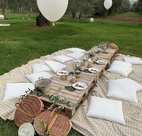 Picnic On Pallets, Pallet Floor Table Party, Pallet Table Outdoor Party Boho, Outside Picnic Table Ideas, Wood Pallet Picnic Table, Garden Party Pallet Table, Pallets Table Ideas, Outdoor Pallet Table Diy, Pallet Boho Table