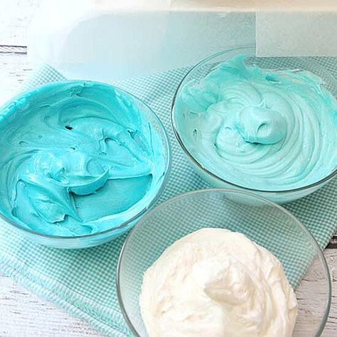 Three colors frosting Ombre Cake Frosting, Hombre Cake, Blue Ombre Cake, Courtney Whitmore, Rainbow Cake Recipe, Showstopper Cakes, One Layer Cakes, Homemade Buttercream Frosting