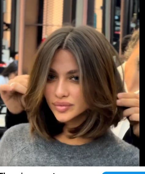 Lob Layered Haircut Round Faces, 90s Short Bob Blowout, Wavy Blowout Short Hair, Brown Bob Haircut With Bangs, Old Money Bob Brunette, Bob Butterfly Cut, 90s Layered Short Hair, Bob Hairstyles 90s, Zendaya Bob Haircut