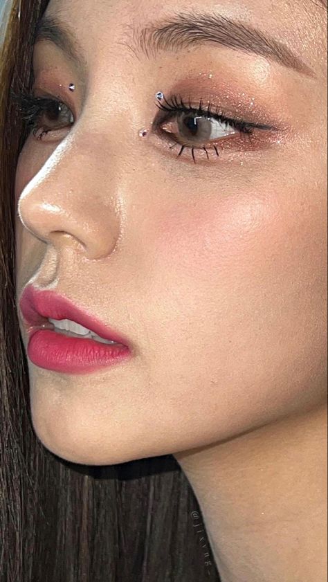 Kpop Real Skin, Yeji Makeup Look, Yeji Makeup, Face Off Makeup, Under Eye Creases, Cakey Makeup, Curls With Straightener, Concert Makeup, Bold Eye Makeup