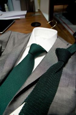 Green tie and light grey suit...Maybe a skinny tie though Wedding Suits Men Grey, Groom Suit Grey, Costume Gris, Stil Masculin, Grey Suit Men, Suit Combinations, Light Grey Suits, Grey Suit, Knit Tie