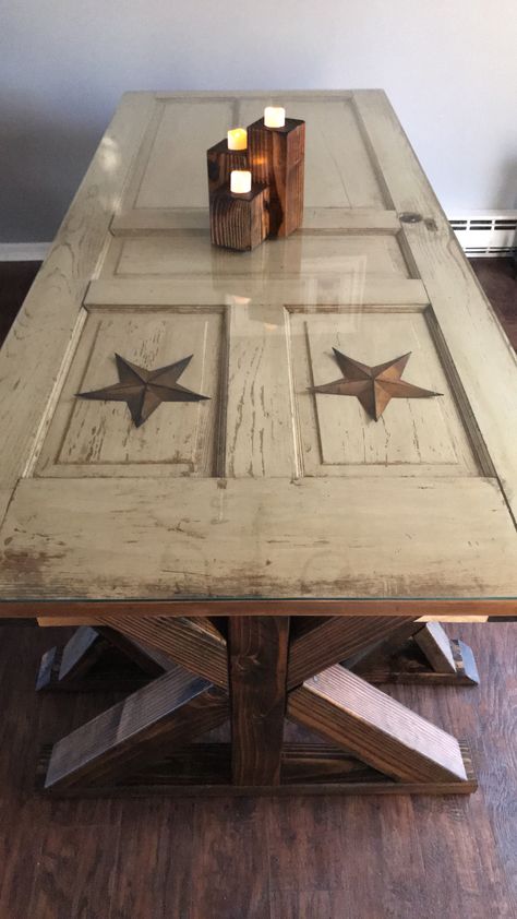 Table Made From Old Door, Old Door Tables, Dining Room Door, Door Tables, Door Dining Table, Diy Door Knobs, Repurposed Doors, Diy French Country Decor, Wood Floor Pattern