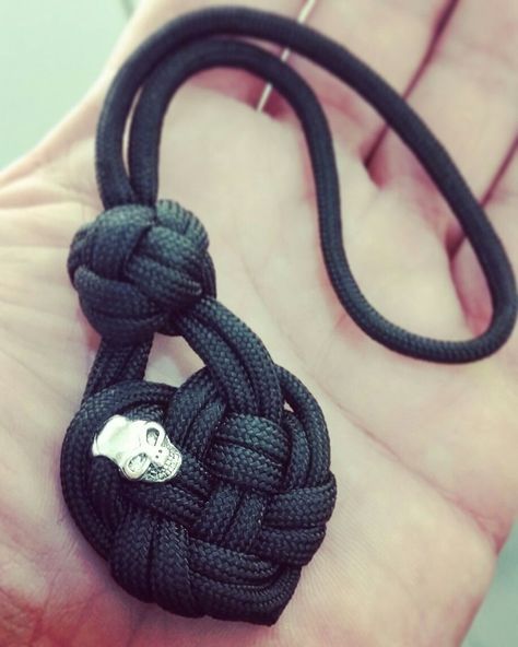 Paracord Heart, Celtic Heart Knot, Paracord Projects Diy, Paracord Bracelet Patterns, Paracord Bracelet Tutorial, Art Inspiration Ideas, Tutorial Macramé, Macrame Colar, Paracord Bracelet Diy