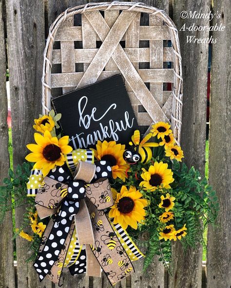 Tabasco Basket Decor, Tobbaco Basket Decorating Ideas, Flat Basket Decor Ideas, Southern Wreaths, Simple Wreaths, Bee Wreaths, Sunflower Wreath Diy, Thankful Wreath, Fall Decor Wreaths