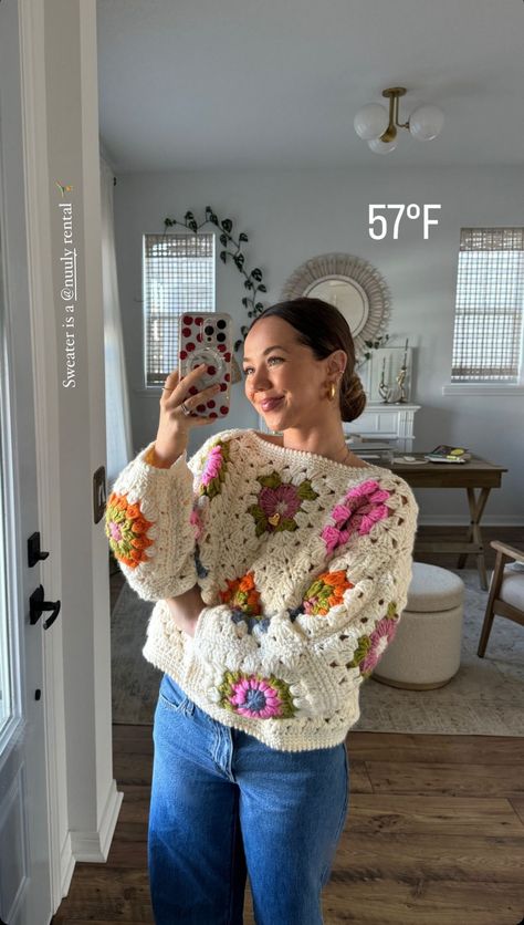 Allison Bickerstaff Allison Bickerstaff Style, Allison Bickerstaff Outfits, Crochet Ideas For Women, Crochet Business Casual, Allison Bickerstaff, Winter Crochet Ideas, Winter Crochet Hat, Crochet Scarf Patterns, Crochet Hat Patterns