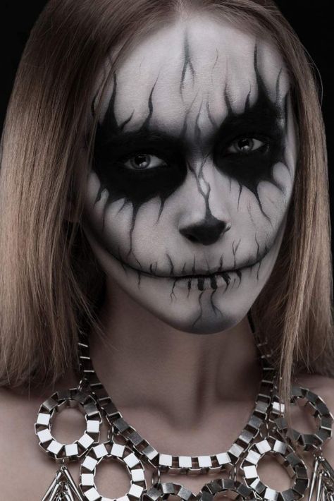 Really Cool Skeleton Makeup Ideas To Wear This Halloween ★ Skeleton Makeup Ideas, Halloween Skeleton Makeup, Halloween Smink, Läskig Halloween, Halloween Makeup Tutorial Easy, Makeup Zombie, Halloweenský Makeup, Holloween Makeup, Creepy Makeup