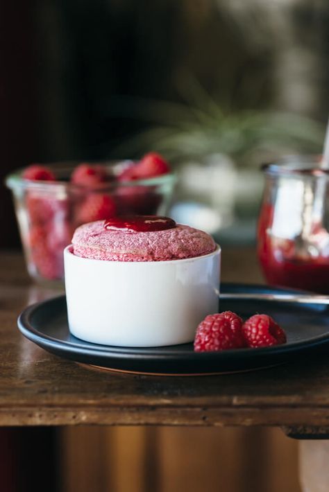 Raspberry souffle. A delicious gluten-free and refined sugar-free dessert (and perfect for Valentine's Day!). Ramekin Desserts, Raspberry Souffle, Raspberry Shortcake, Paleo Fruit, Souffle Recipe, Souffle Recipes, Dessert Sans Gluten, Paleo Desserts, Gluten Free Desserts Recipes