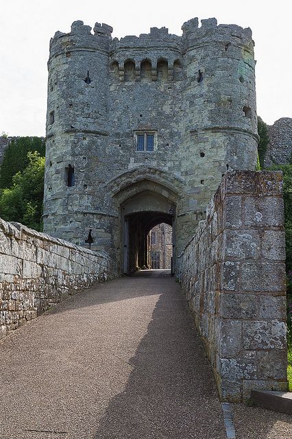 Carisbrooke Castle, Motte And Bailey Castle, British Castles, English Castles, Castles In England, European Castles, Castle House, Castle Ruins, Carl Sagan