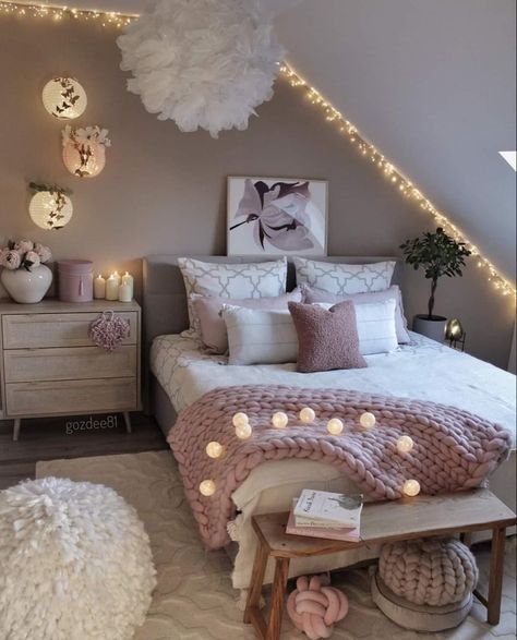 Attic Bedroom Paint, Attic Bedroom Ideas For Kids, Attic Bedroom Ideas, Pink Suits, Bedroom Ideas Luxury, Big Girl Bedrooms, Attic Room, Beauty Room Design, Kids Bedroom Designs