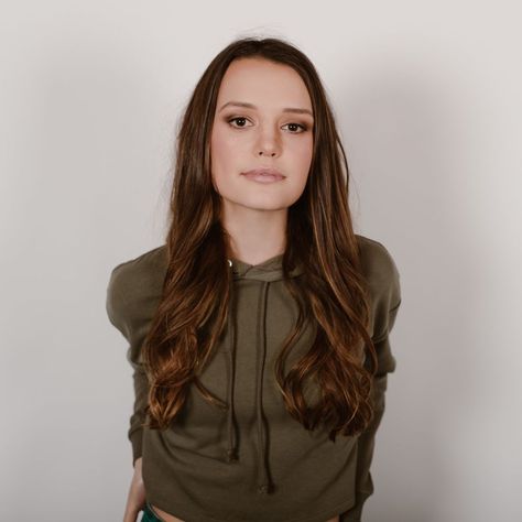 Jessica Sutton Jessica Sutton, Kissing Booth, Zoella, Woman Colour, New Look, Hair And Nails, Beautiful People, Actresses, Long Hair Styles