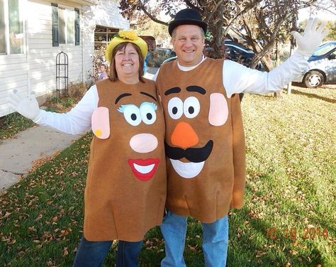 Mr and Mrs Potato Head costumes; pretty easy to make. Potato Head Costume, Mr Potato Head Costume, Mr And Mrs Potato Head, Turkey Potato, Disfraz Toy Story, Costume Homemade, Toy Story Halloween, Mrs Potato Head, Toy Story Costumes