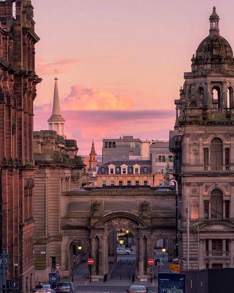 Glasgow looking pretty in pink 💕 What a charming shot of John Street & the Glasgow City Chambers by @a.scotgarians.journey! 📷 #Glasgow… Glasgow City Chambers, Glasgow Aesthetic, Glasgow Travel, Scotland Aesthetic, Glasgow University, Glasgow City, Glasgow Scotland, Travel Outdoors, Summer 24