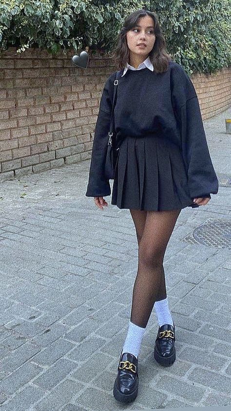 Mini Skirt Outfit Black Women, Mini Skirt Winter Outfit, Black Satin Skirt Outfit, Black Skirt Outfit Winter, Black Skirt Outfit, Black Tennis Skirt, Short Skirts Outfits, Mini Skirt Outfit, Mode Ulzzang