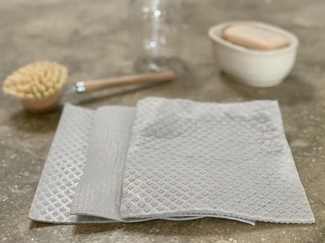 I tried Swedish dishcloths and they are amazing Replace Paper Towels, Swedish Dishcloths, Swedish Dishes, Messy Kitchen, How Do You Clean, Cleaning Appliances, Cleaning Dishes, Microfiber Cleaning Cloths, Tree Hugger