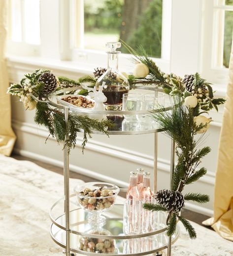 Christmas Bar Cart, Glam Dining Room, Glam Dining, Home Decor Winter, Country Interior Design, Holiday Garland, Disney Home Decor, Christmas Mantel Decorations, Easy Christmas Decorations