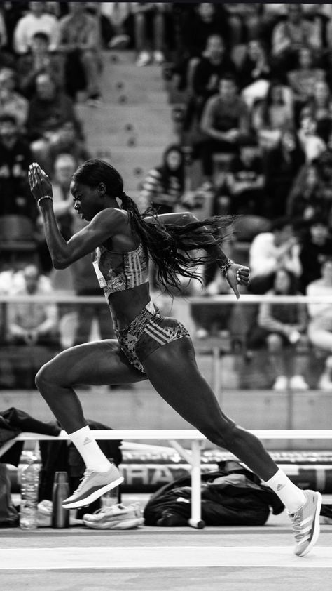 Female Sprinter, Sports Photoshoot, Track Black, Athlete Motivation, Track Runners, Athletics Track, Speed Workout, Female Athlete, Track And Field Athlete