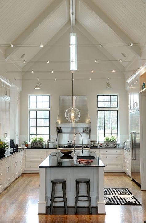 Modern track lighting is interesting Ceiling Solutions, Kabinet Dapur, Kitchen Ceiling, Hus Inspiration, Kuta, Large Kitchen, Vaulted Ceiling, Style At Home, White Cabinets