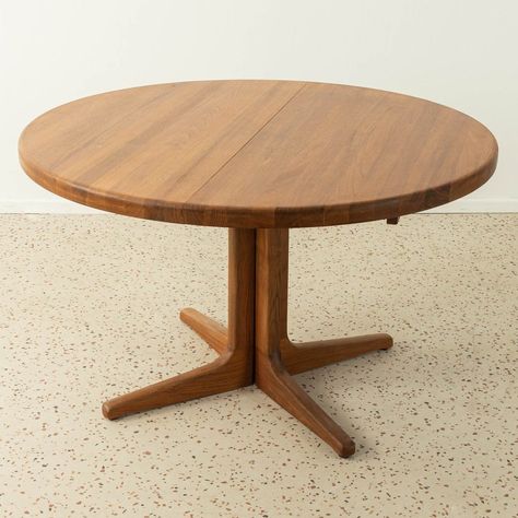 Listed on VNTG.com: Vintage extendable dining table by Glostrup, Denmark 1960s | #vntg #vintage Classic Dining Table, Vintage Dining Table, Teak Dining Chairs, Teak Coffee Table, Teak Dining Table, Dining Nook, Table Vintage, Coffee Table Vintage, Armchair Design