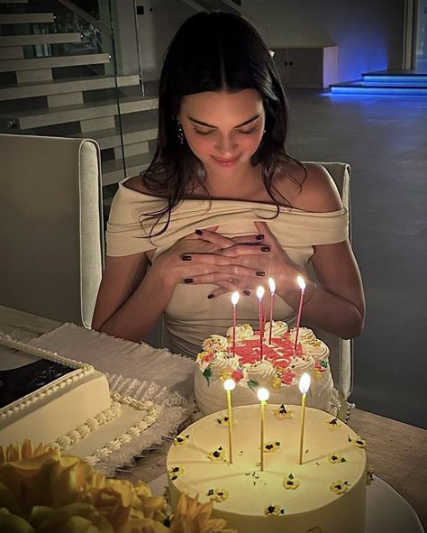 Kendall Jenner Birthday, Kendall Birthday, Kylie Jenner Icons, Kendall Jenner Dress, Birthday Cake Pictures, 18th Birthday Party, Jenner Style, Kendall Jenner Style, Feminine Aesthetic