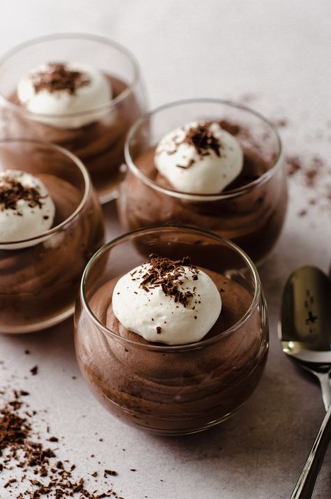 Easy Chocolate Mousse Quick Chocolate Mousse, Sweet Shots, Easy Chocolate Mousse, Chocolate Whipped Cream, Chocolate Mousse Recipe, Homemade Caramel Sauce, White Chocolate Chip Cookies, Refreshing Desserts, Mousse Recipes