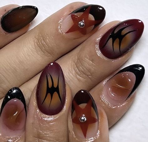 Witchy Fall Nails, Grunge Short Nails, Kiki's Delivery Service Nails, Alt Nail Ideas, Goth Fall Nails, Fairy Grunge Nails, Goth Nails Short, Short Goth Nails, Goth Nail Designs