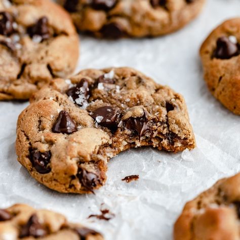 Thick, chewy peanut butter oatmeal chocolate chip cookies. Gluten free, flourless peanut butter cookies made with 7 simple ingredients! #flourless #cookies #peanutbuttercookies #glutenfreedessert #healthycookies #oatmealcookies #cookierecipe #healthydessert #healthybaking Healthy Peanut Butter Oatmeal Cookies, Chocolate Chip Cookies Gluten Free, Peanut Butter Oatmeal Chocolate Chip, Peanut Butter Oatmeal Chocolate Chip Cookies, Flourless Peanut Butter Cookies, Flourless Cookies, Cookies Gluten Free, Peanut Butter Roll, Peanut Butter Oatmeal Cookies