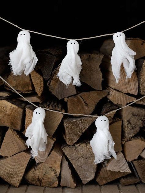 halloween ghosts crafts Halloween Ghost Craft, Garland Fireplace, Ghost Garland, Diy Ghost, Fall Garlands, Ghost Crafts, Minimalist Halloween, Ghost Diy, Ghosts Halloween