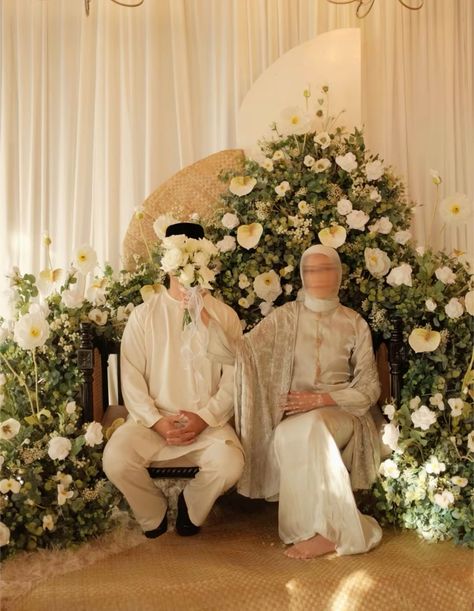 Malay Engagement Photos, Malay Wedding Dress Nikah, Dekor Nikahan, Pelamin Simple, Pelamin Tunang, Melayu Wedding, Malay Wedding Dress, Muslim Wedding Photos, Muslim Wedding Gown