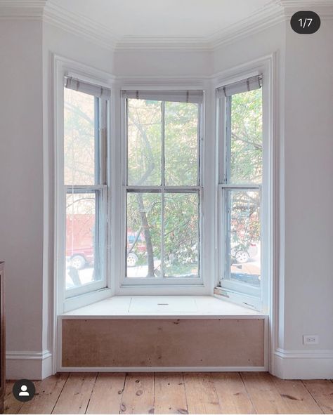 Rooms With Small Windows, Low Windows In Living Room, French Window Bedroom, Window Seat Aesthetic, Diy Window Seat, Window Seat Design, Window Cushion, Bow Window, Bedroom Corner