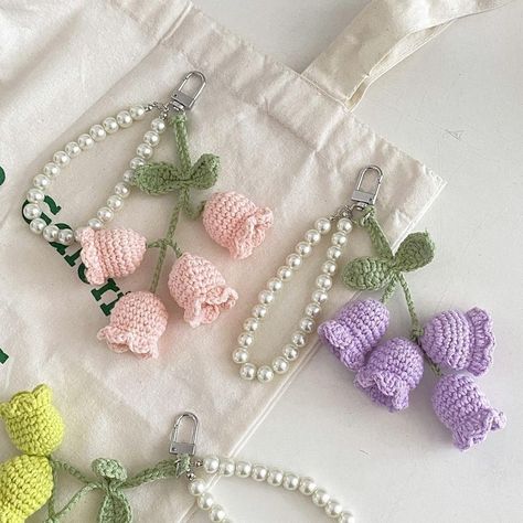 Creative Wool Crocheted Bolling Orchid Key Ring Ins Cute Girl Pearl Chain Key Chain Handmade Knitted Crochet Bag Charms Key Chains, Cute Small Crochet Projects, Crochet With Pearls, Crochet Key Chains, Business Crochet, Pearl Crochet, Keychain Crochet, Confection Au Crochet, Cat Beanie