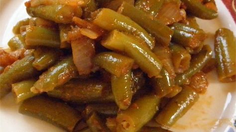 Green beans are simmered in cinnamon-spiced tomatoes creating a side dish… Beans In Tomato Sauce, Southern Green Beans, Green Beans Almondine, Southern Greens, Canned Potatoes, Zucchini Tomato, Tomato Sauce Recipe, Green Bean Recipes, Lebanese Recipes