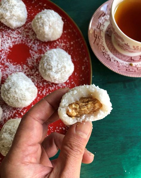 Coconut and Peanut Mochi Balls (Nuomici) Recipe - Viet World Kitchen Peanut Mochi Recipe, Peanut Mochi, Coconut Mochi, Mochi Balls, Banh Mi Recipe, Sticky Rice Cakes, Milk Bread Recipe, Peanut Powder, Mochi Recipe